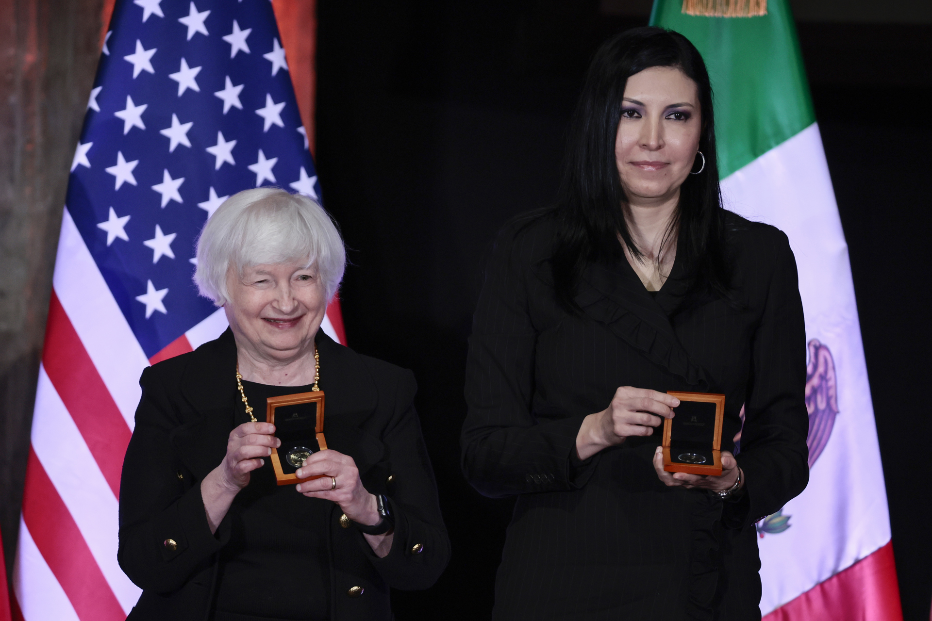 México emite una moneda conmemorativa para celebrar 200 años de relación diplomática con EE.UU.