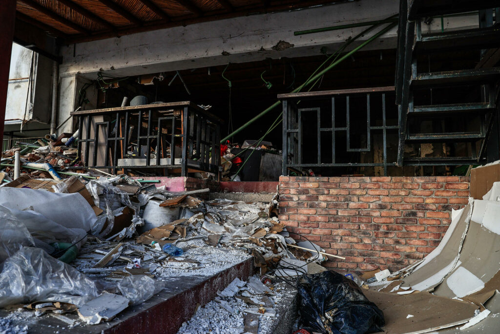 Trabajadores turísticos afectados por Otis en Acapulco buscan rescatar ganancias decembrinas - otis-acapulco-guerrero-danos-turismo-comercios-3-1024x683