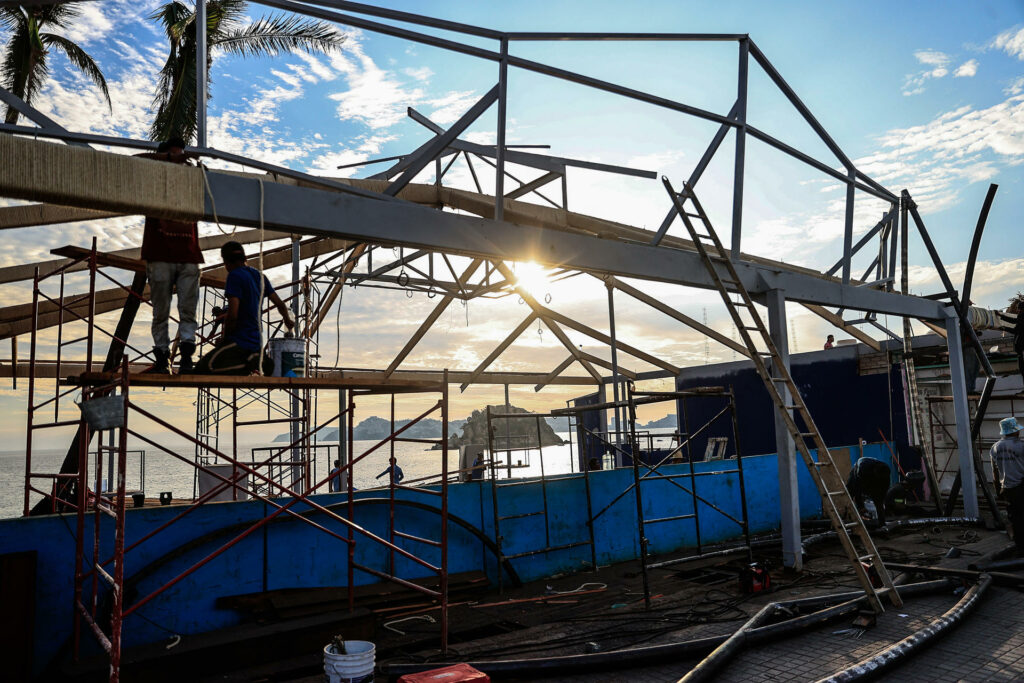 Trabajadores turísticos afectados por Otis en Acapulco buscan rescatar ganancias decembrinas - otis-acapulco-guerrero-danos-turismo-comercios-5-1024x683