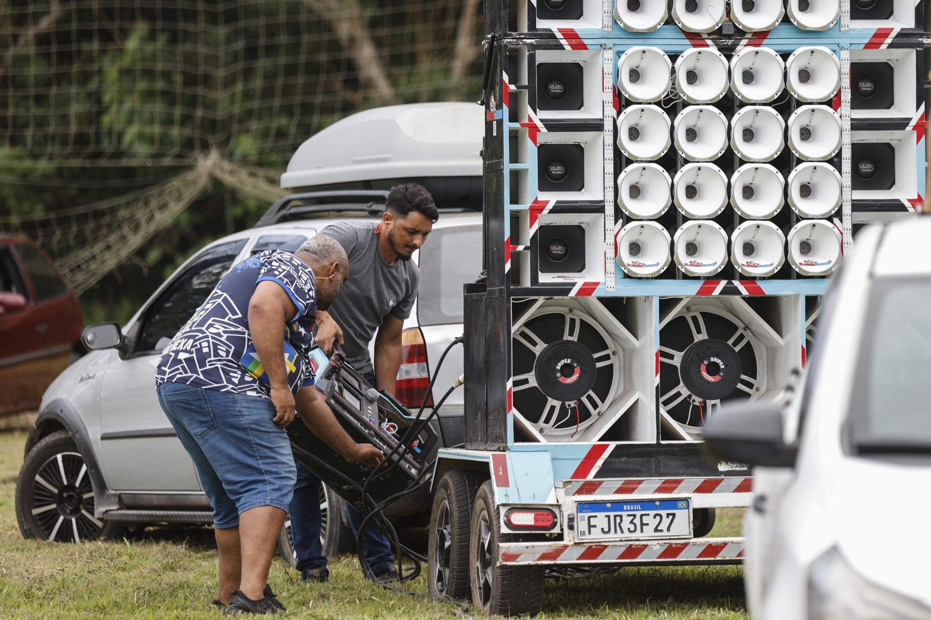 Brasileños celebran el tradicional ‘paredão’, un muro de altavoces que convierte los automóviles en una fiesta