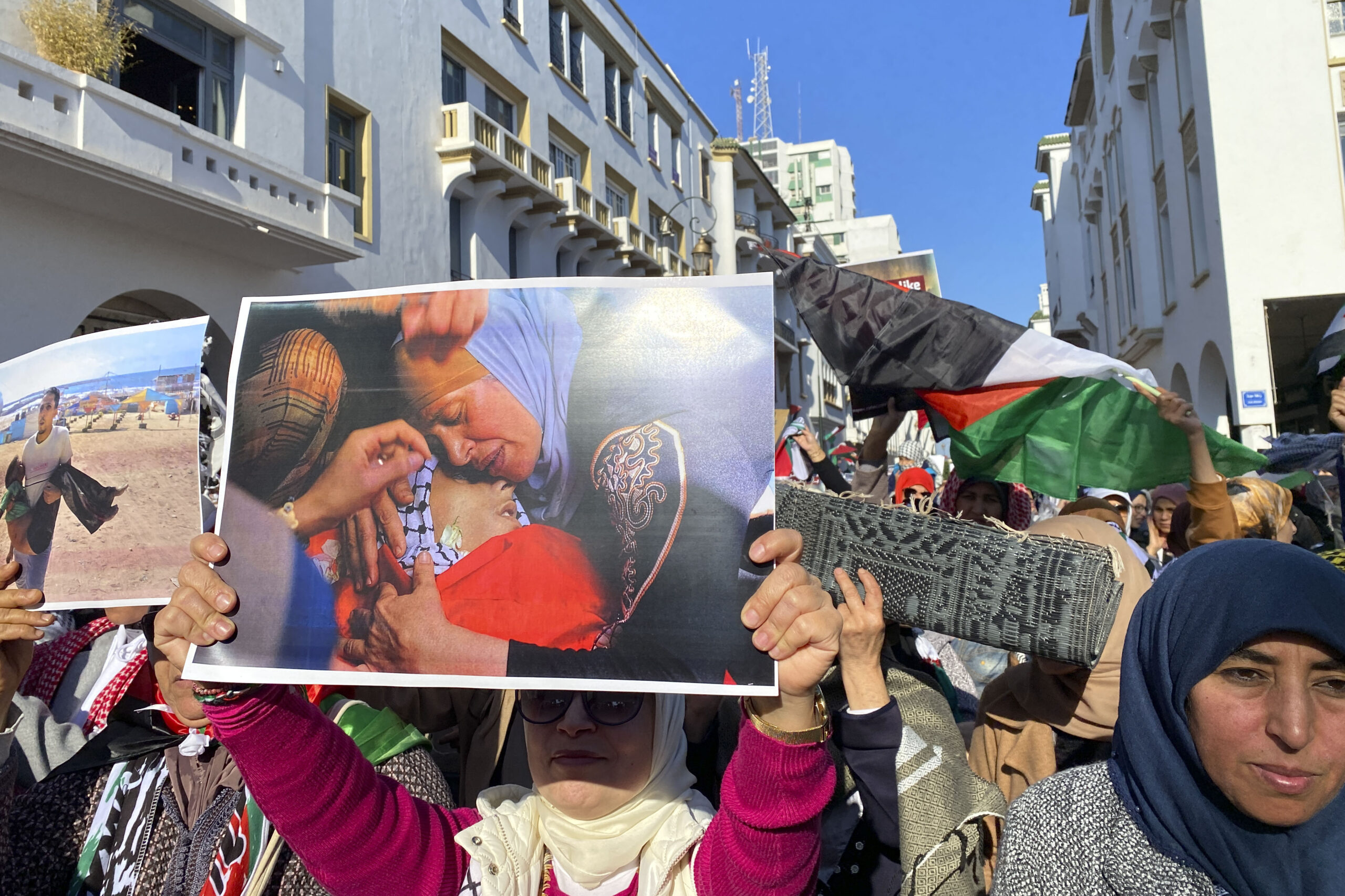 Miles de personas se manifiestan en Rabat para exigir el fin de los ataques contra Gaza