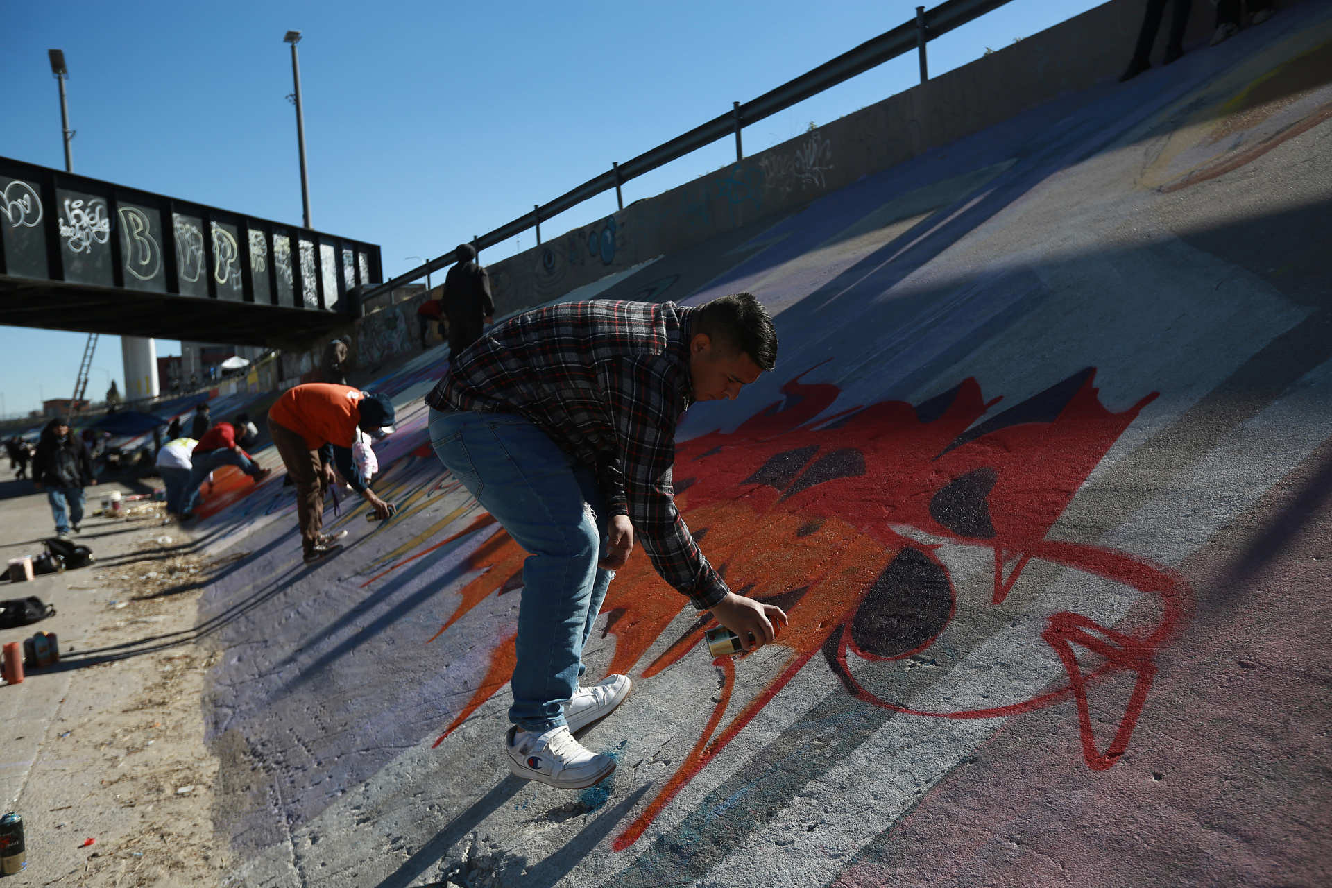 Protestan contra la violencia a migrantes con murales en la frontera entre México y Estados Unidos