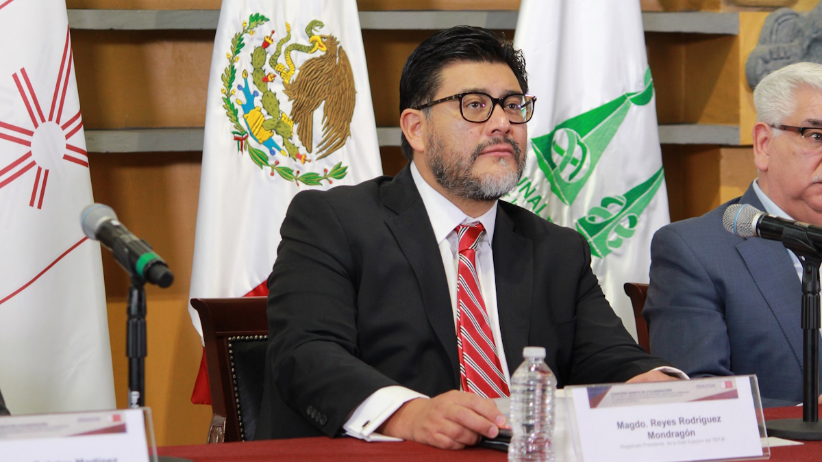 Análisis de la firma del magistrado Reyes Rodríguez Mondragón