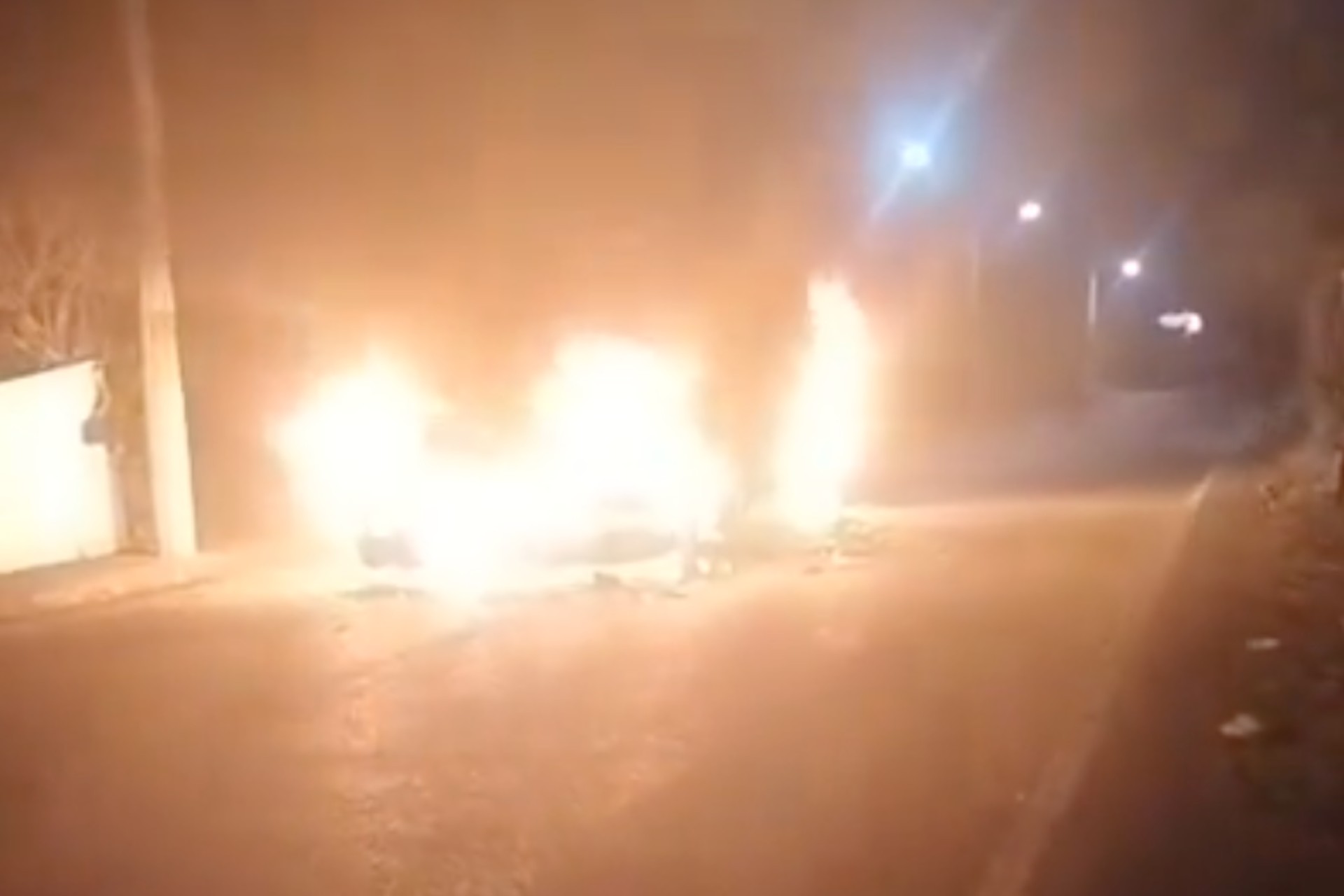 Hombres armados bajan a pasajeros e incendian unidad de transporte en Temixco, Morelos