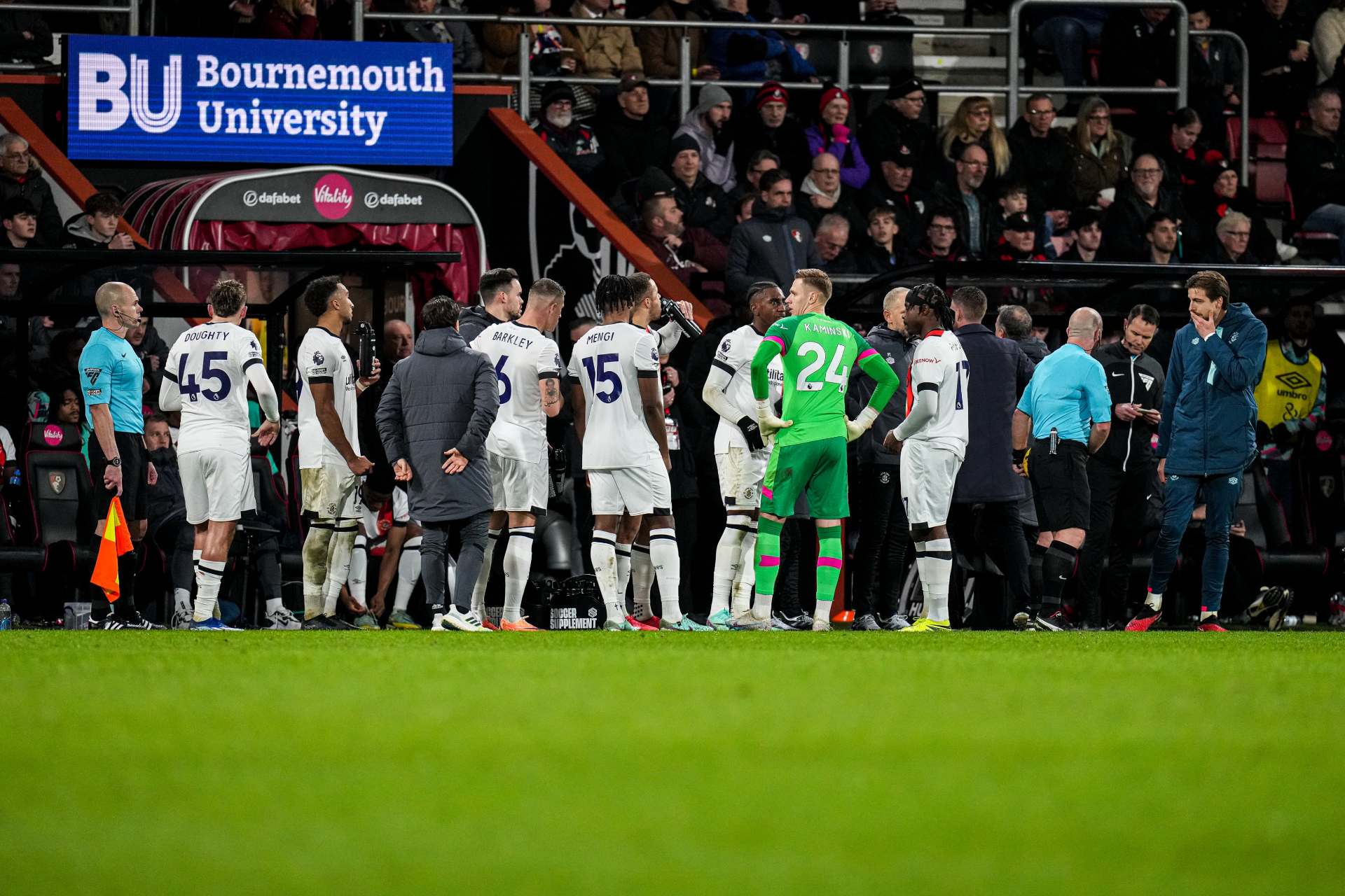 Tom Lockyer, capitán del Luton Town, se encuentra “estable” tras sufrir “paro cardíaco en el campo”