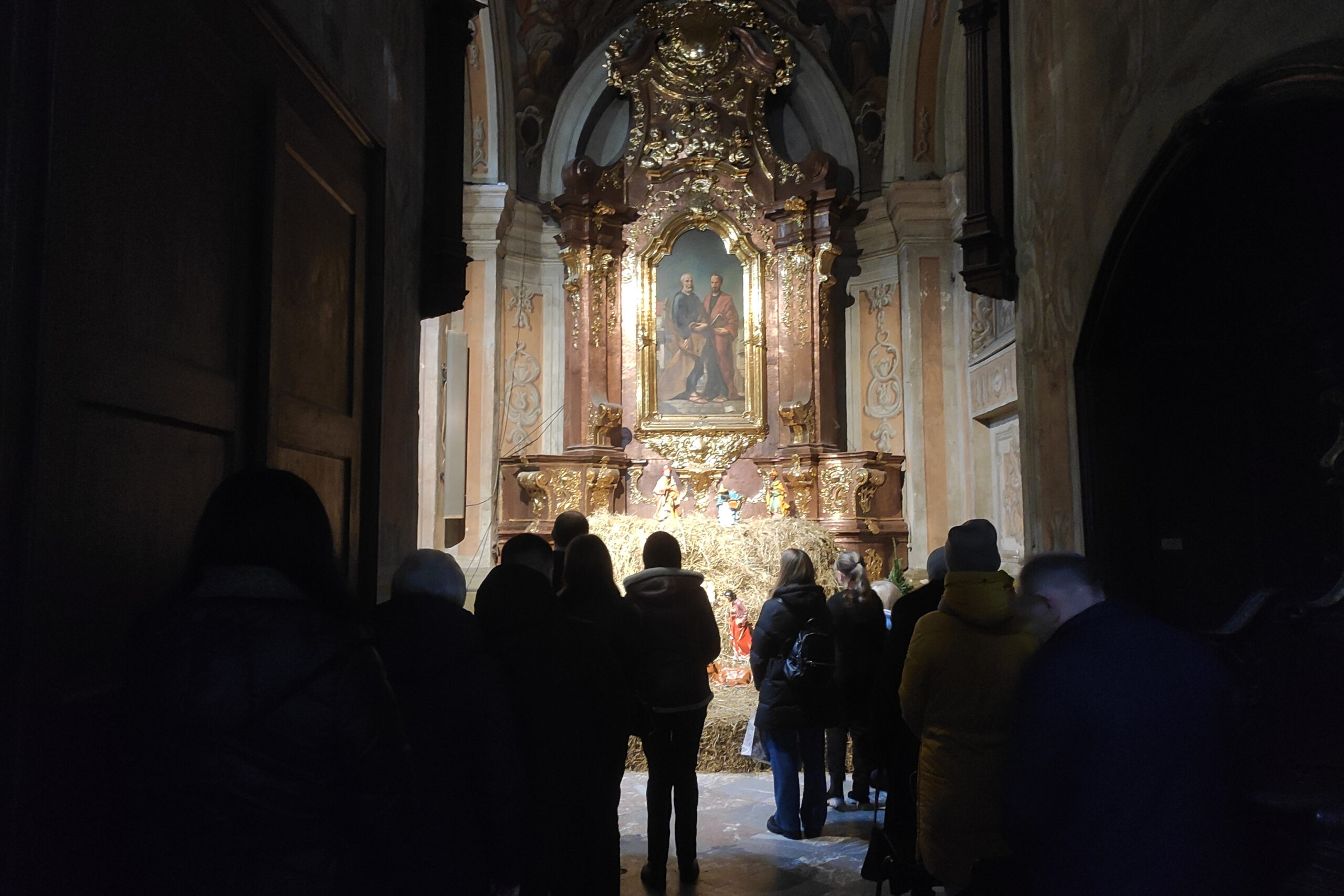 Ucranianos celebran por primera vez Navidad en medio de ataques rusos Ucranianos celebran por primera vez Navidad en medio de ataques rusos
