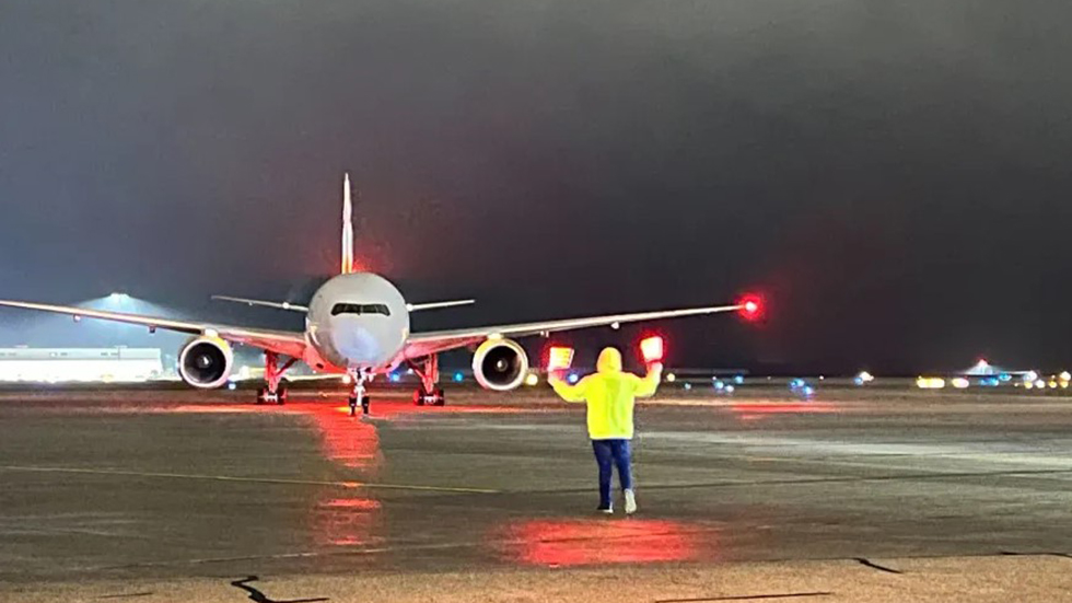 Texas envía vuelo con más de 350 migrantes en desafío a restricción impuesta por Chicago