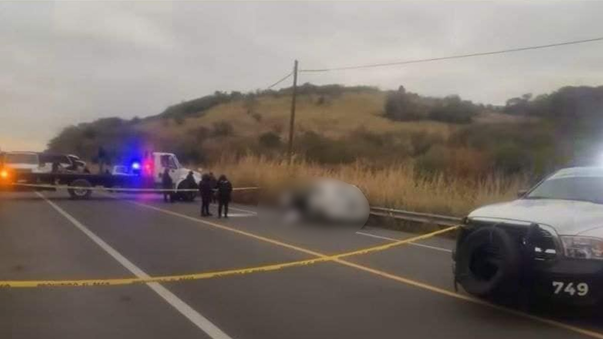 Asesinan a tres hombres sobre la Zihuatanejo-Lázaro Cárdenas, en Guerrero Asesinan a tres hombres sobre la Zihuatanejo-Lázaro Cárdenas, en Guerrero