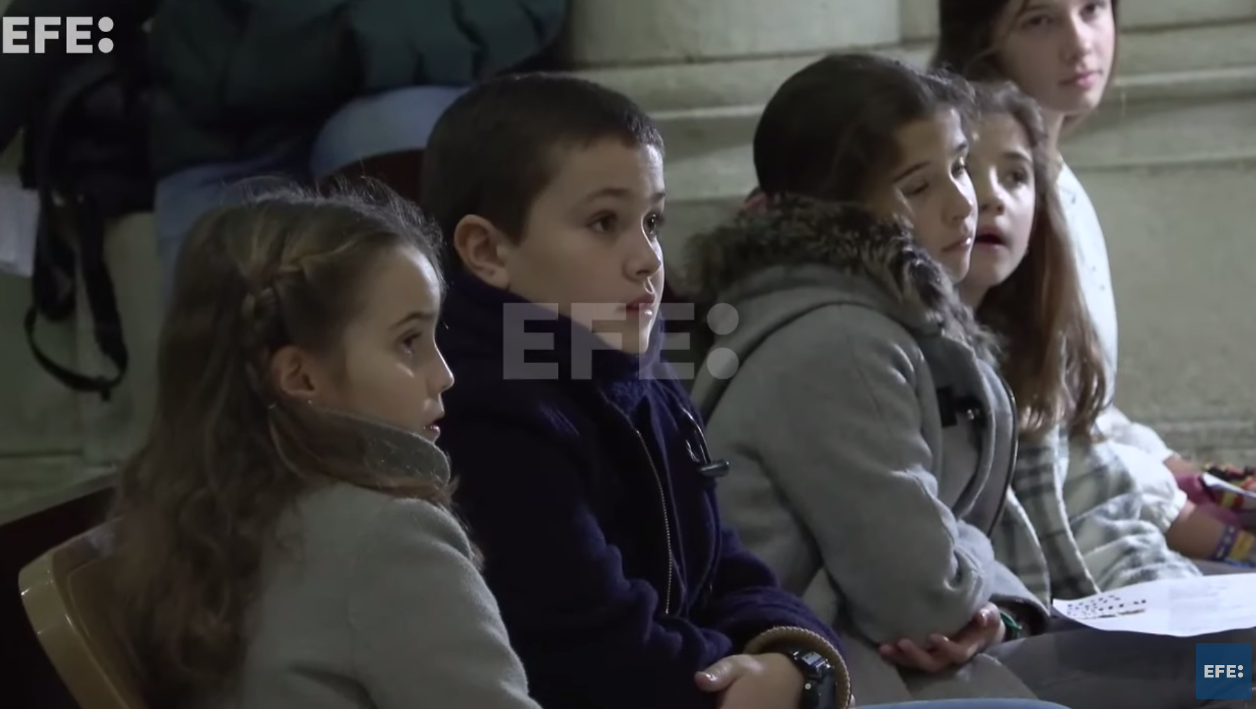 Los niños entregan sus cartas a los Reyes Magos