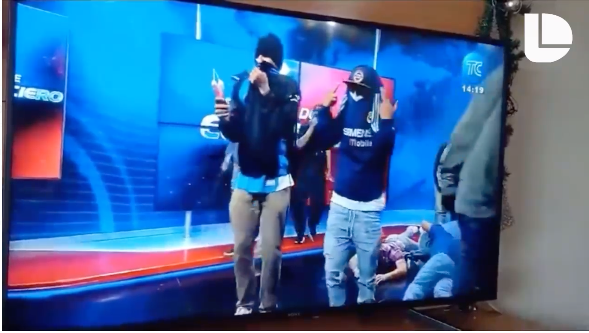 Encapuchados irrumpen en canal de televisión de Ecuador