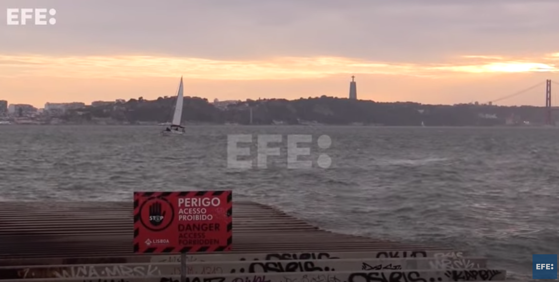 Portugal vigila el Atlántico por si llega la “marea de plástico”