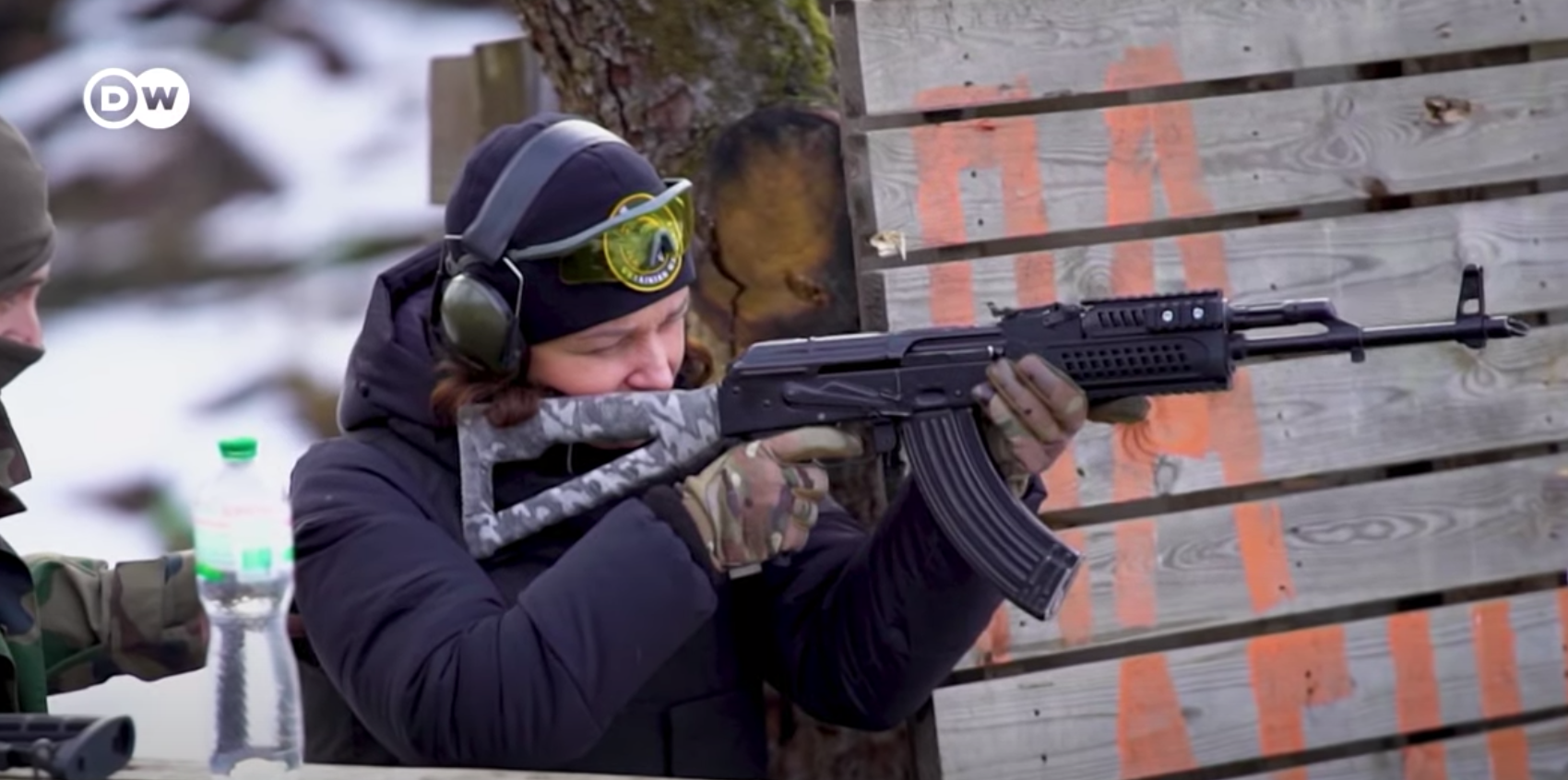 Mujeres ucranianas se preparan para unidades de combate