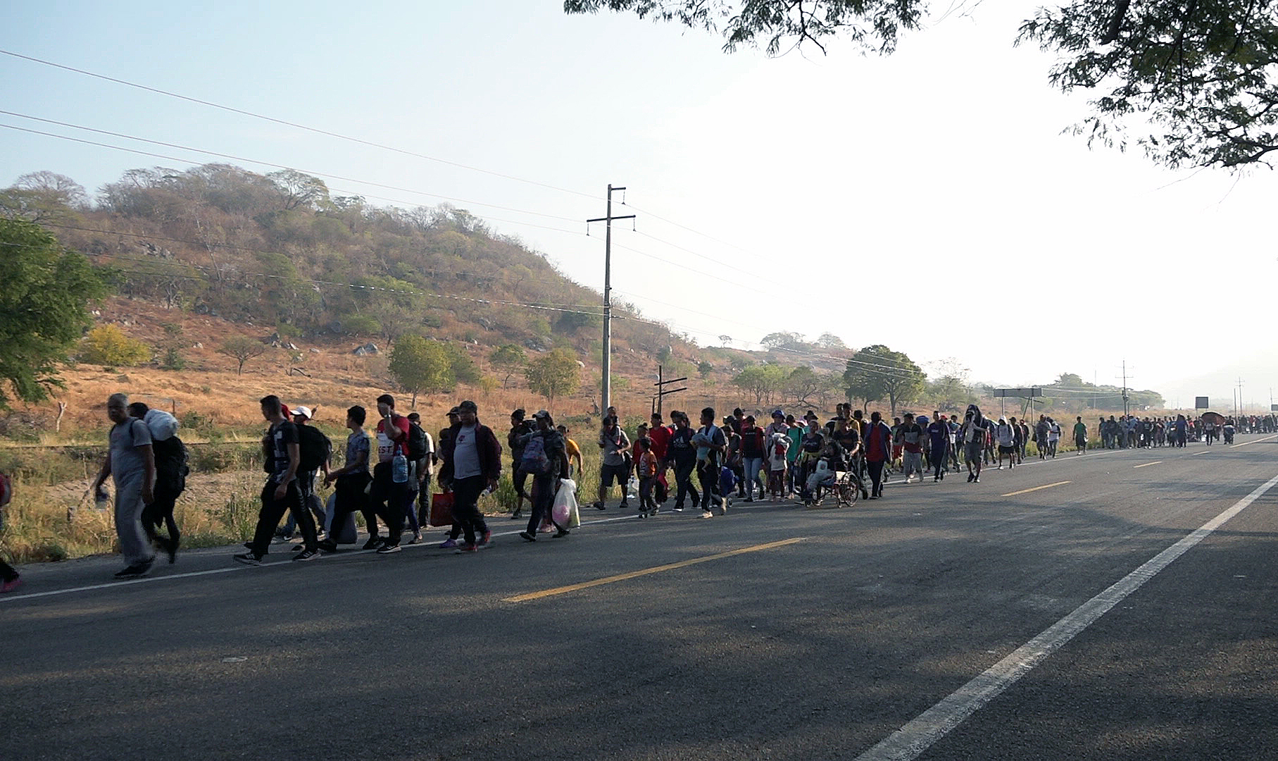 Caravana migrante sufre el fuerte clima del sur de M xico y pide