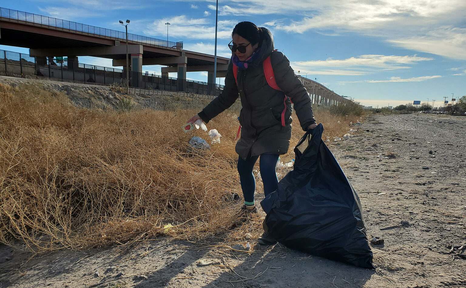 Tras un año de migración, voluntarios recogen toneladas de basura en la ...