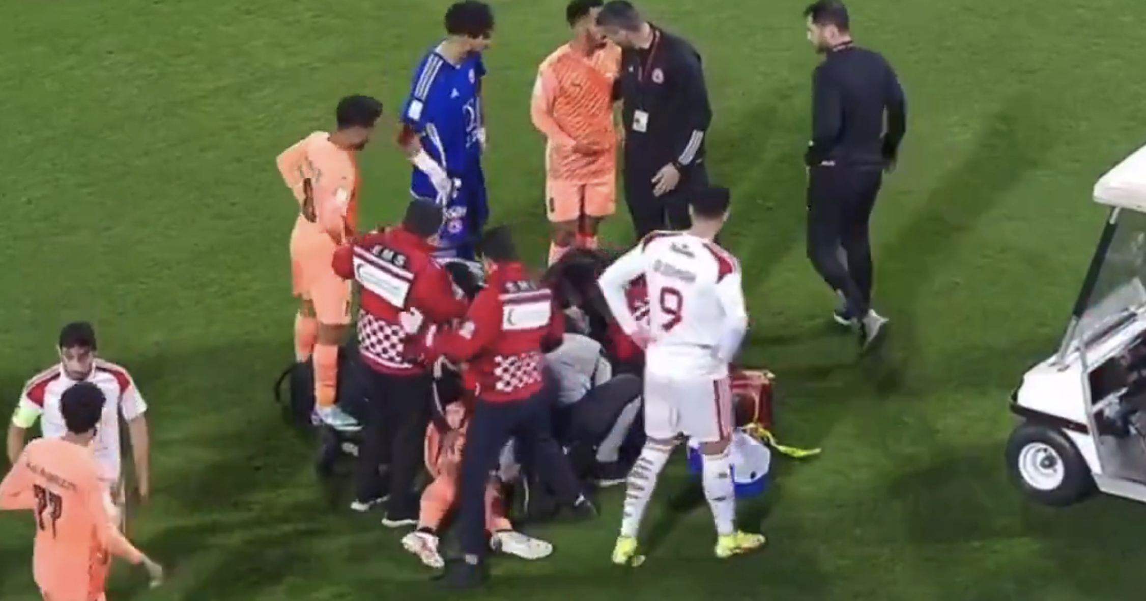 El francés Andy Delort se desploma durante partido en Qatar