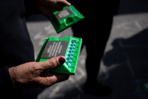 Inspirados en los memoriales del Holocausto, colocan adoquines para recordar a desaparecidos en NL