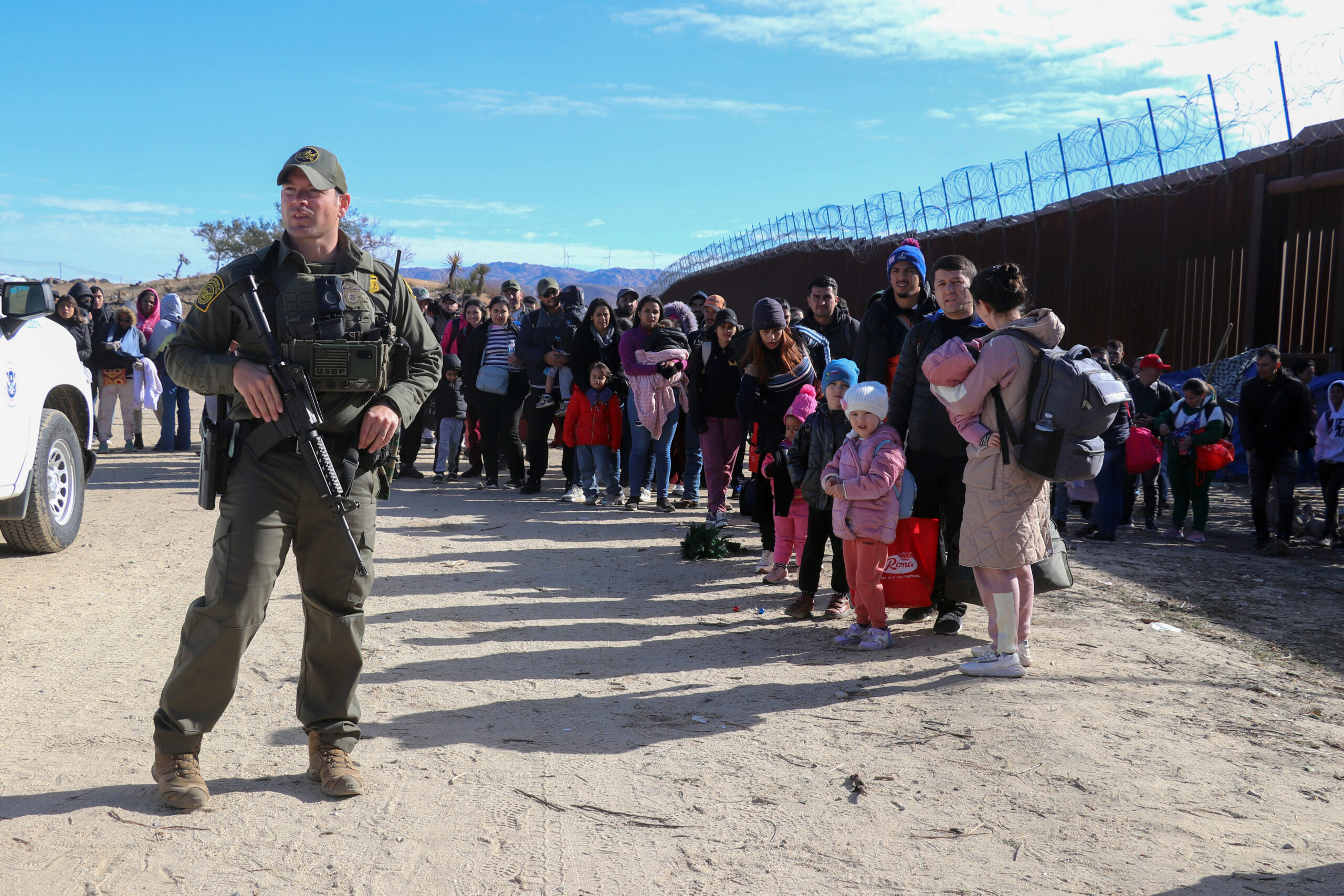 Llegada récord de migrantes a la frontera pone a Biden contra las cuerdas