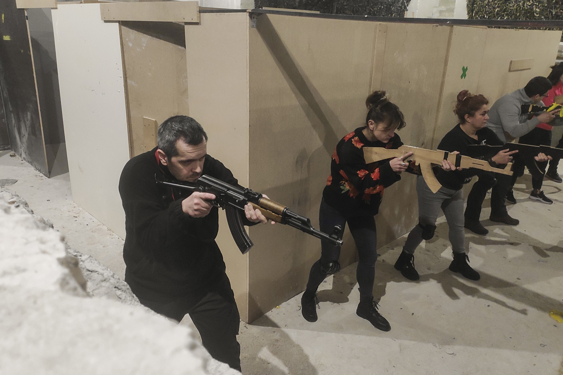 Los civiles ucranianos se preparan para un posible servicio militar en medio de la guerra