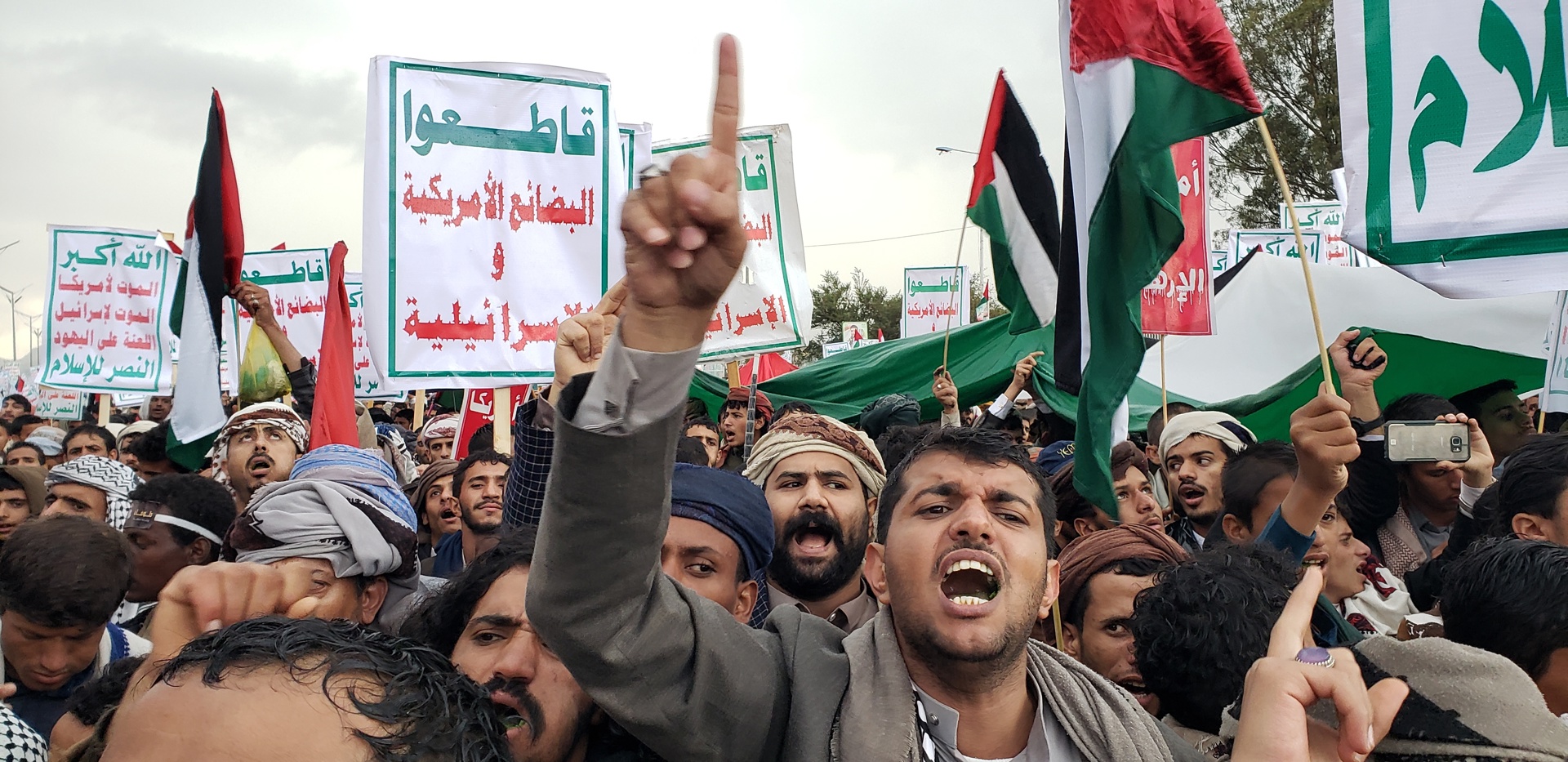 Manifestación masiva de simpatizantes hutíes recorre capital yemení en apoyo a palestinos