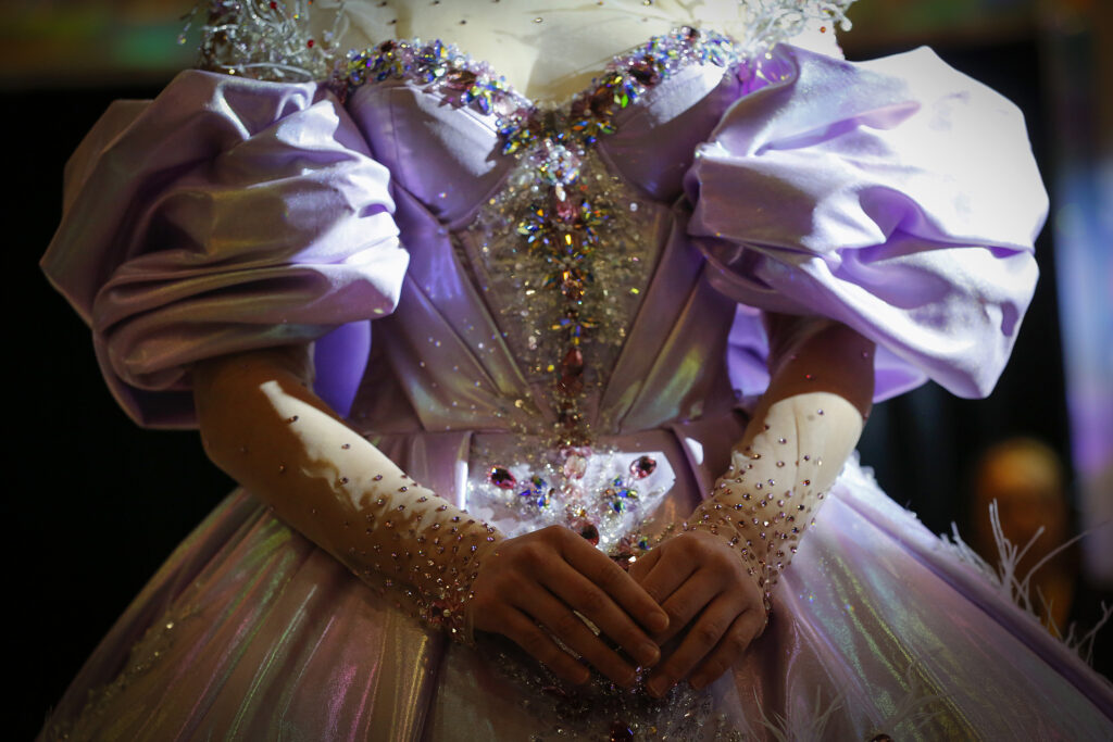 Crean vestido con 3 mil cristales de Swarovski en Guadalajara - vestido-con-swarovski2-1024x683