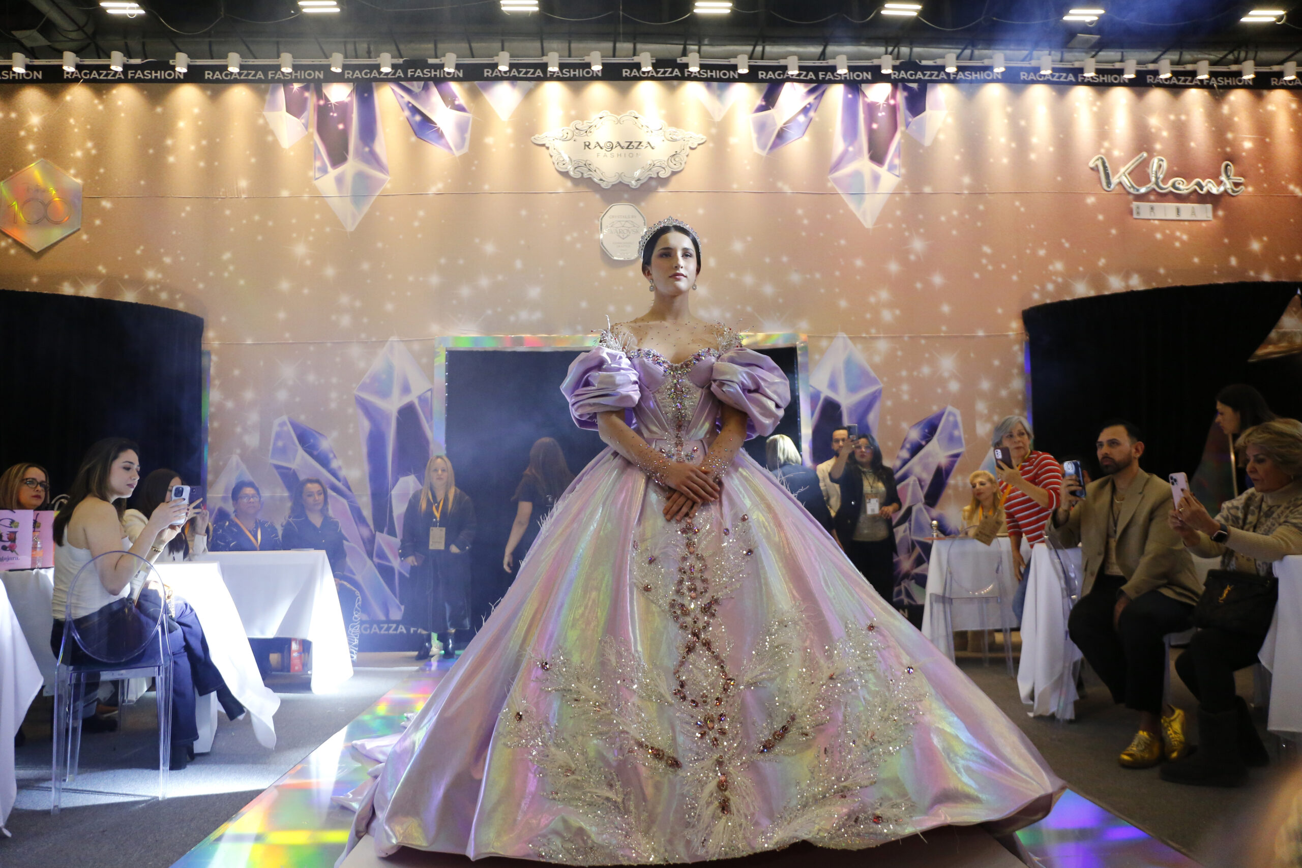 Crean vestido con 3 mil cristales de Swarovski en Guadalajara