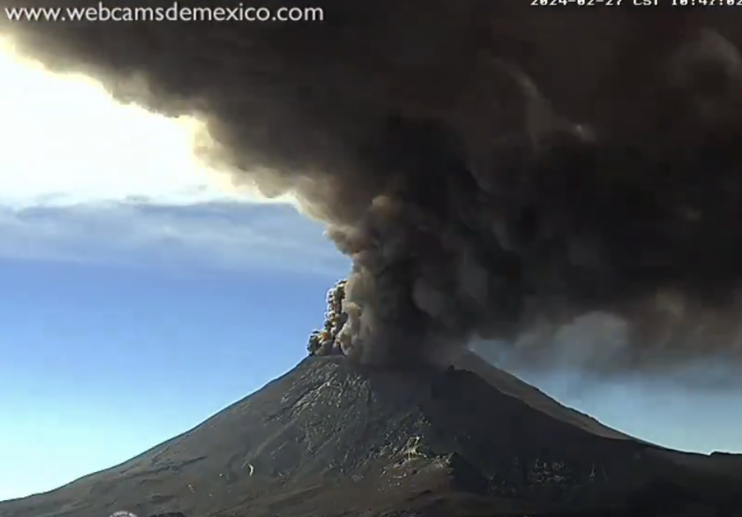 Aerolíneas suspenden algunas operaciones en el AICM por actividad del Popocatépetl Aerolíneas suspenden algunas operaciones en el AICM por actividad del Popocatépetl