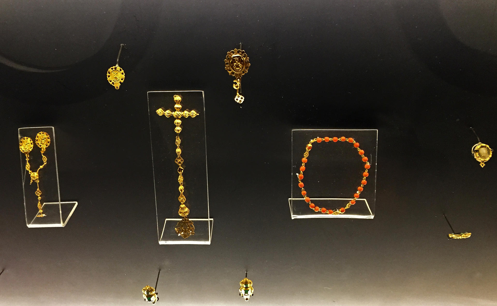 Especialistas exhiben tesoro de un barco español del siglo XVIII descubierto en México