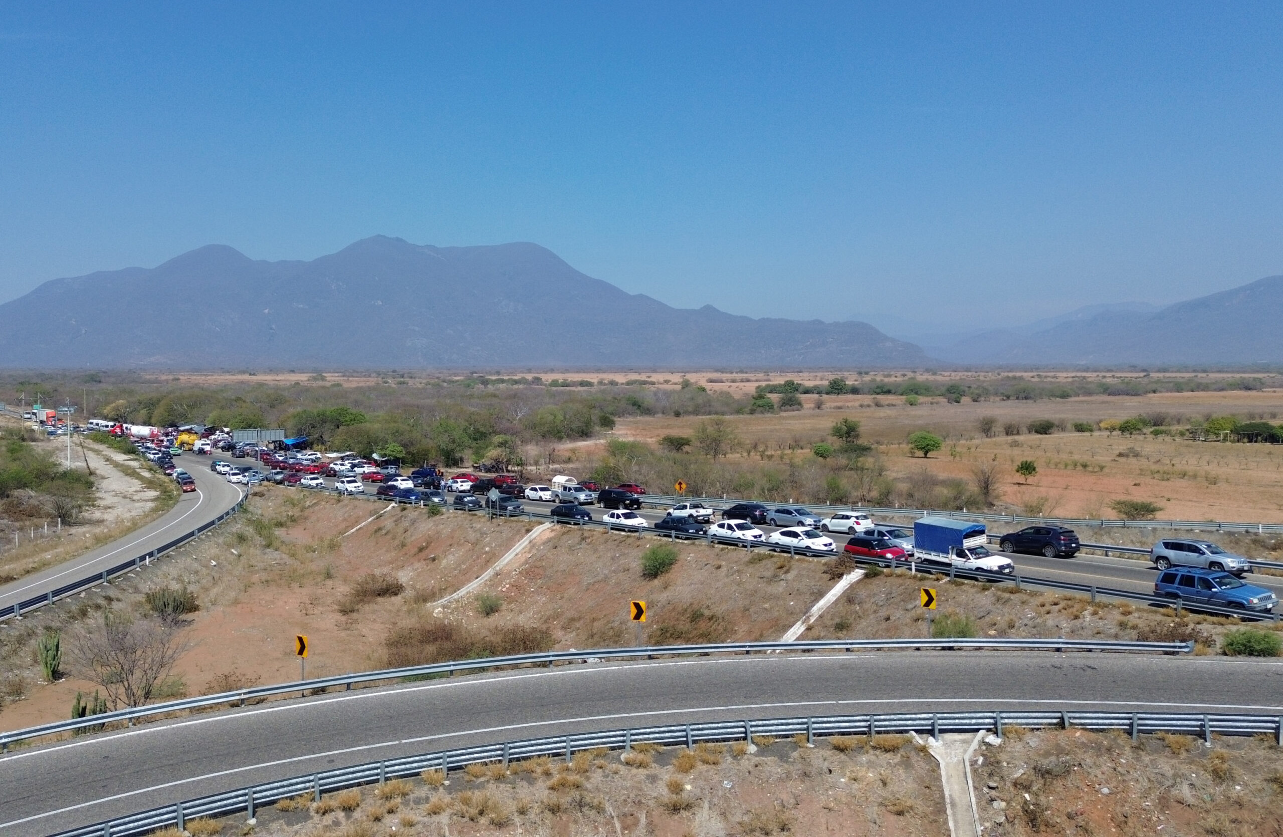 Profesores mexicanos activan 37 bloqueos viales en Oaxaca ante la visita de López Obrador Profesores mexicanos activan 37 bloqueos viales en Oaxaca ante la visita de López Obrador