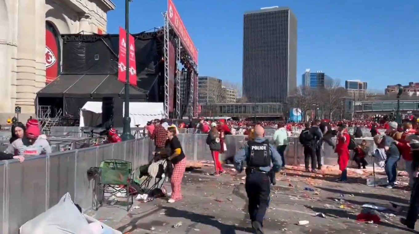 #Video Desfile de los Chiefs para celebrar título del SB termina en tiroteo #Video Desfile de los Chiefs para celebrar título del SB termina en tiroteo