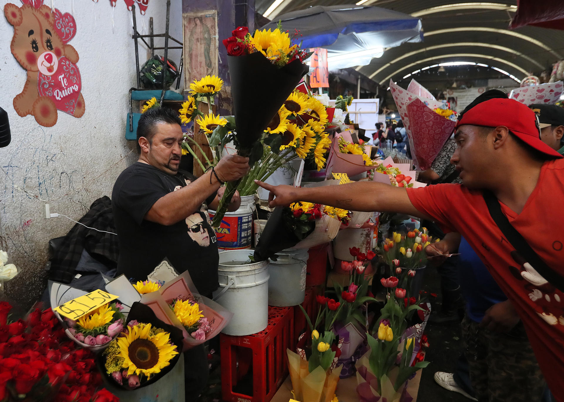 Mexicanos no escatiman en los regalos de San Valentín pese a la inflación Mexicanos no escatiman en los regalos de San Valentín pese a la inflación