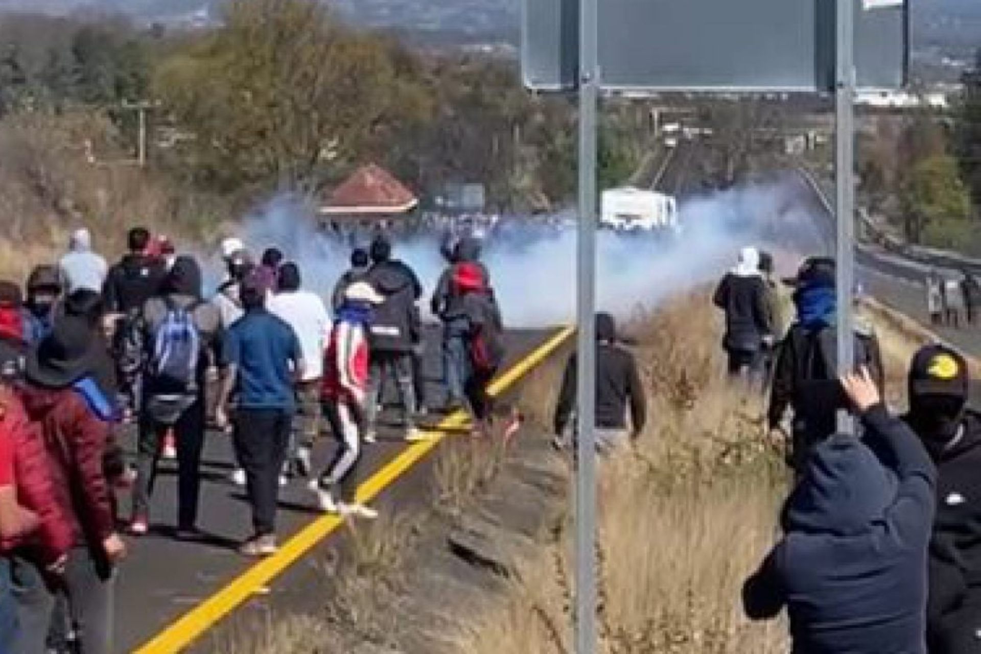 Presuntos normalistas de Tiripetío y policías se enfrentan en Michoacán