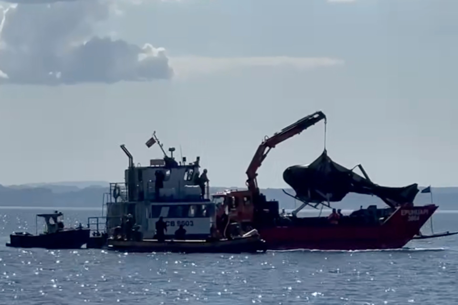 Reflotan a la superficie el helicóptero en el que Piñera cayó en Chile Reflotan a la superficie el helicóptero en el que Piñera cayó en Chile