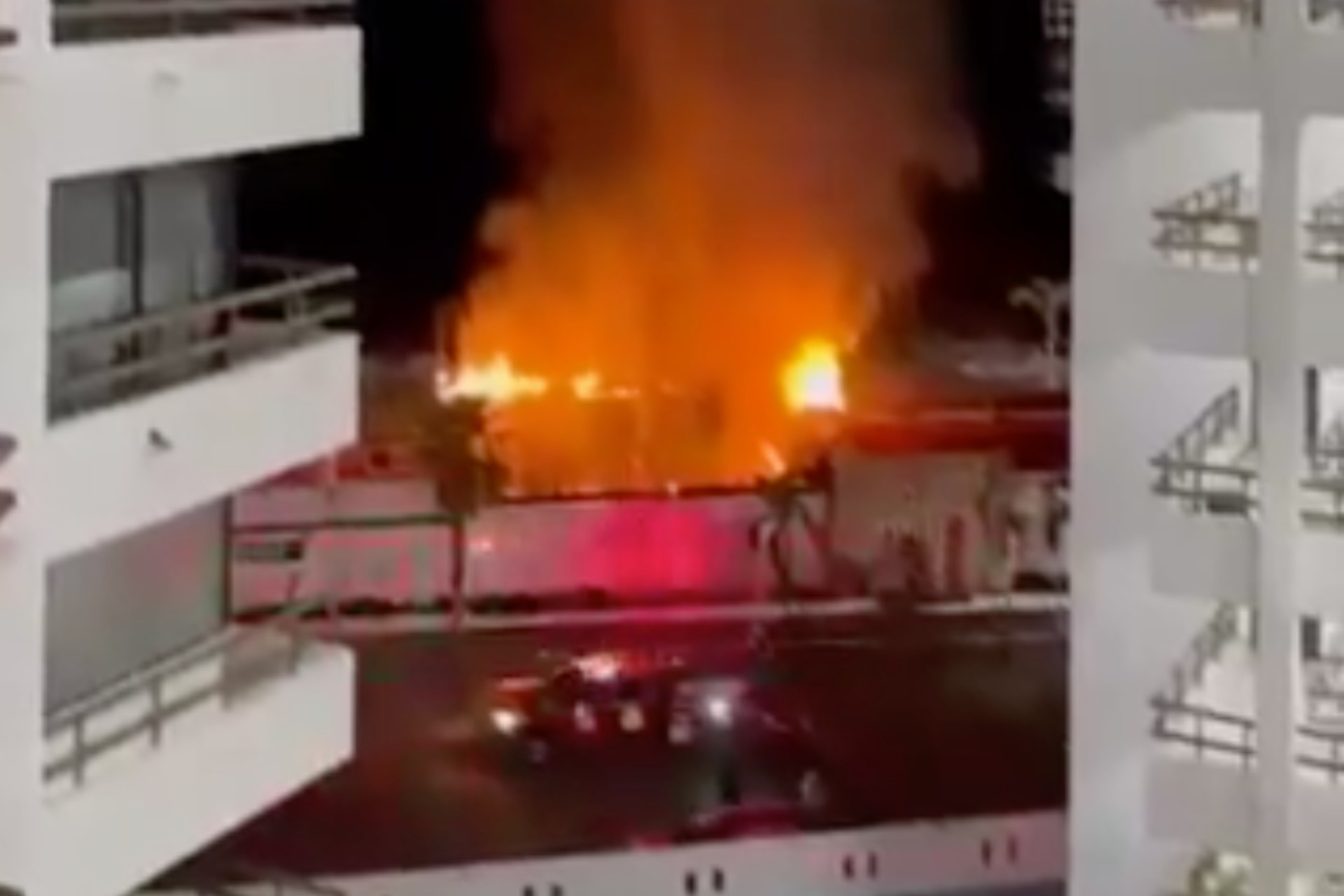 Sujetos incendian club de playa en Acapulco, Guerrero