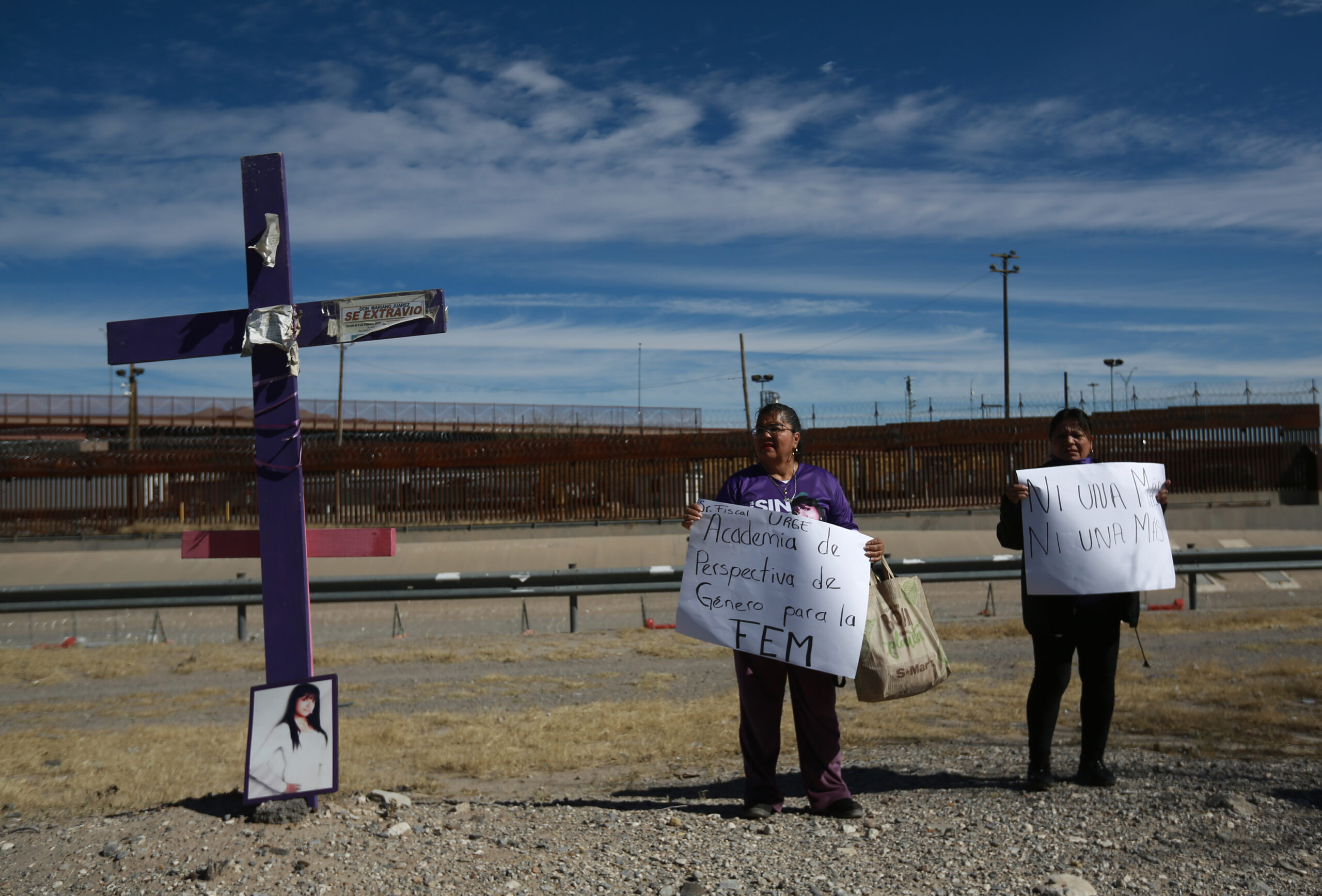 Madre recuerda con una cruz a su hija asesinada y a desaparecidas en frontera México-EE.UU.