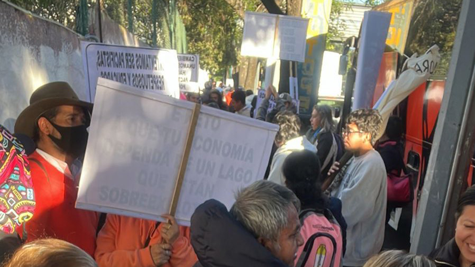 #Video Habitantes de Valle de Bravo protestan en oficinas de Conagua en CDMX #Video Habitantes de Valle de Bravo protestan en oficinas de Conagua en CDMX