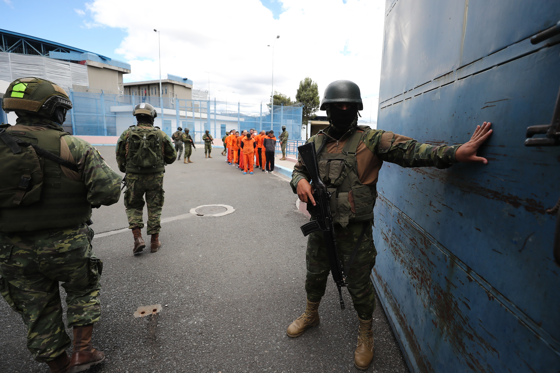 Militares de Ecuador afirman haber arrebatado control de cárceles a las bandas criminales Militares de Ecuador afirman haber arrebatado control de cárceles a las bandas criminales