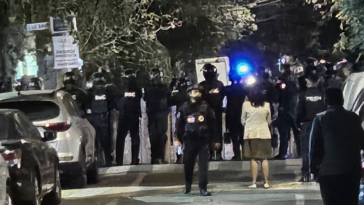 Invasores de predios agreden con vidrios rotos y cohetes a policías; hay 13 detenidos Invasores de predios agreden con vidrios rotos y cohetes a policías; hay 13 detenidos