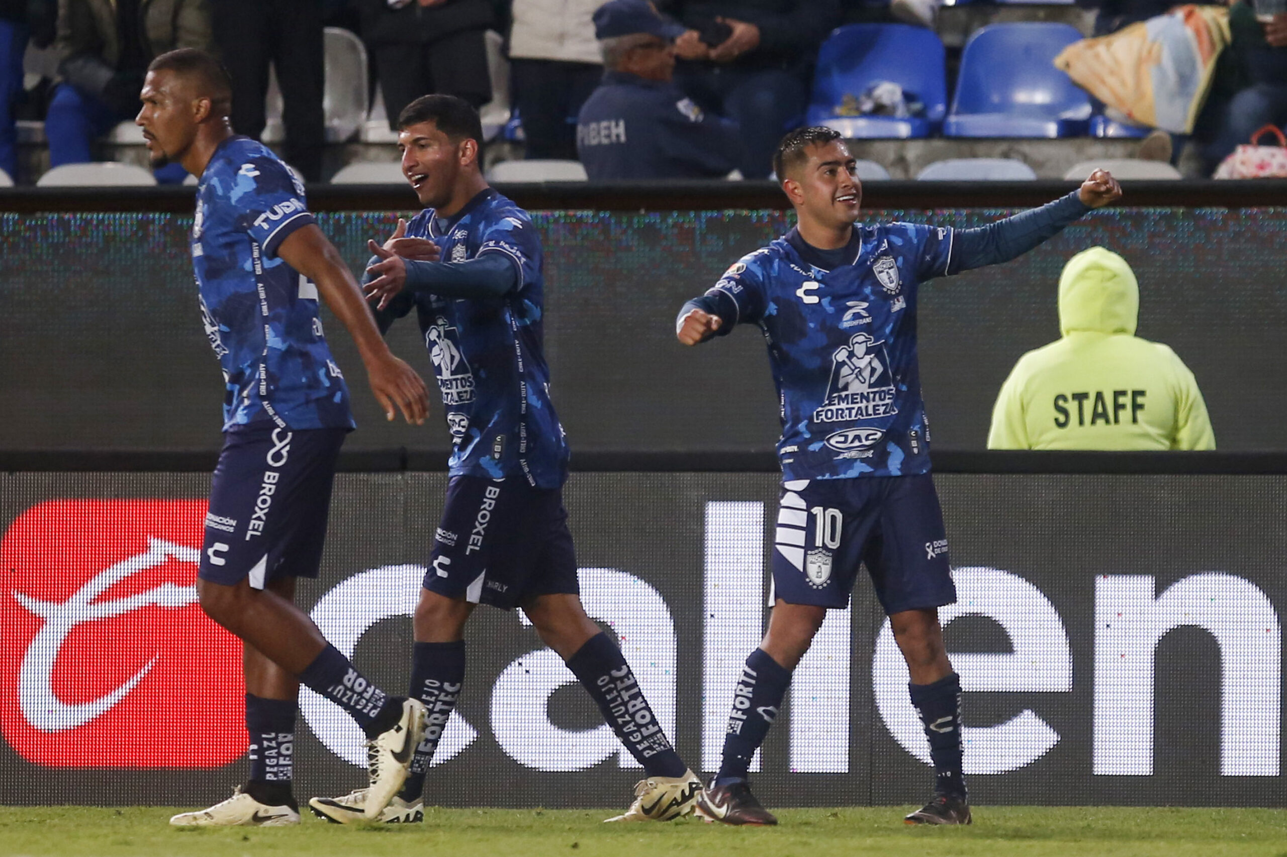 Pachuca vence al campeón América y se apodera del liderato