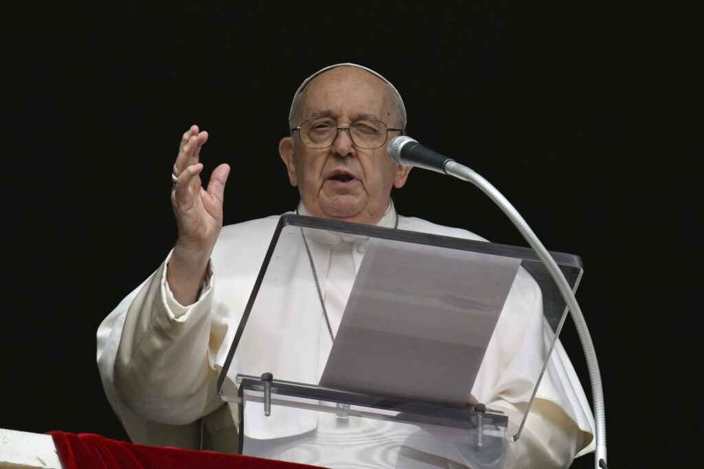 Papa Francisco pide acoger a homosexuales en la Iglesia pero con “prudencia” en seminarios