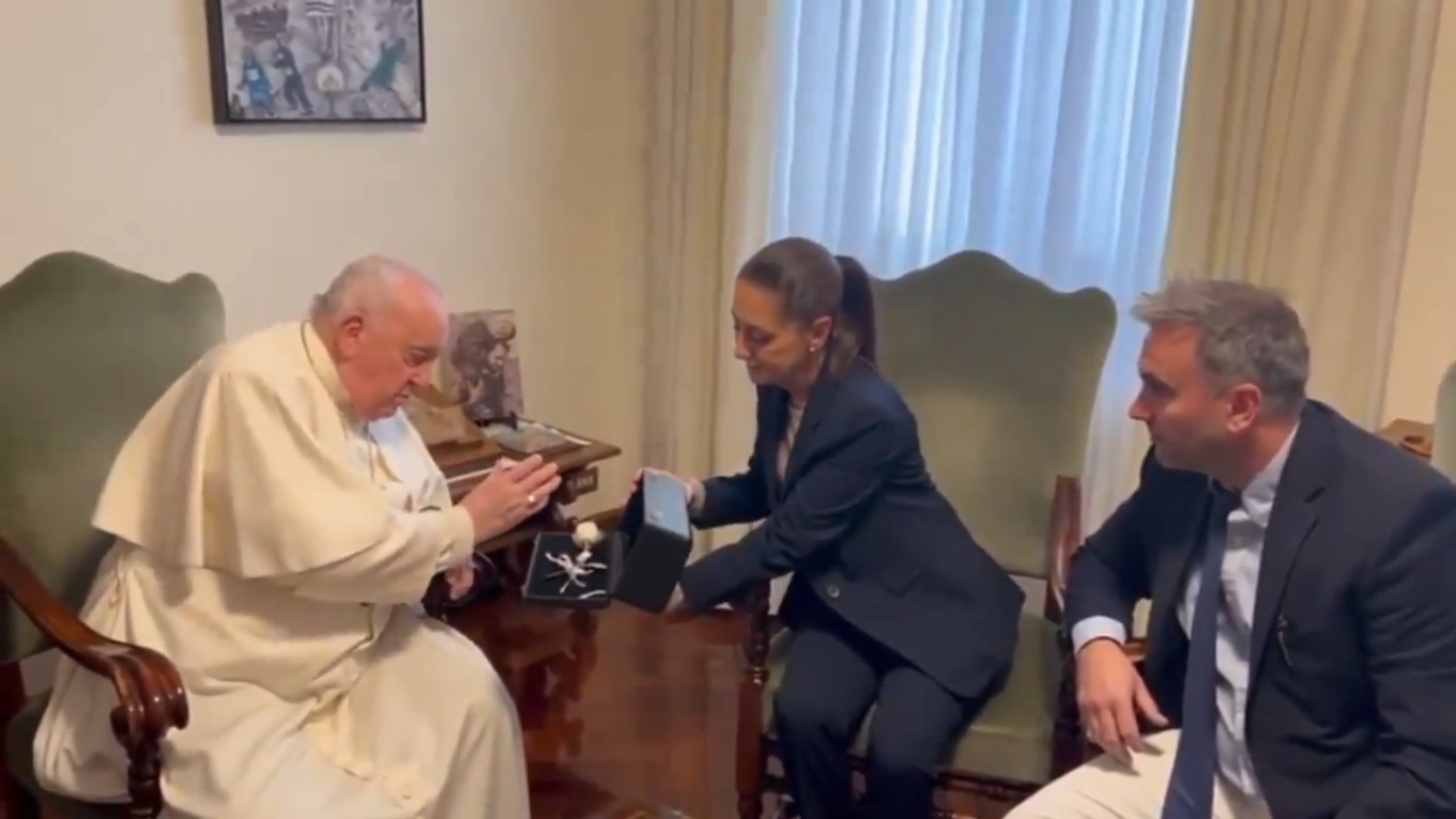 #Video Sheinbaum pidió al papa Francisco bendición de rosa de plata como regalo a México