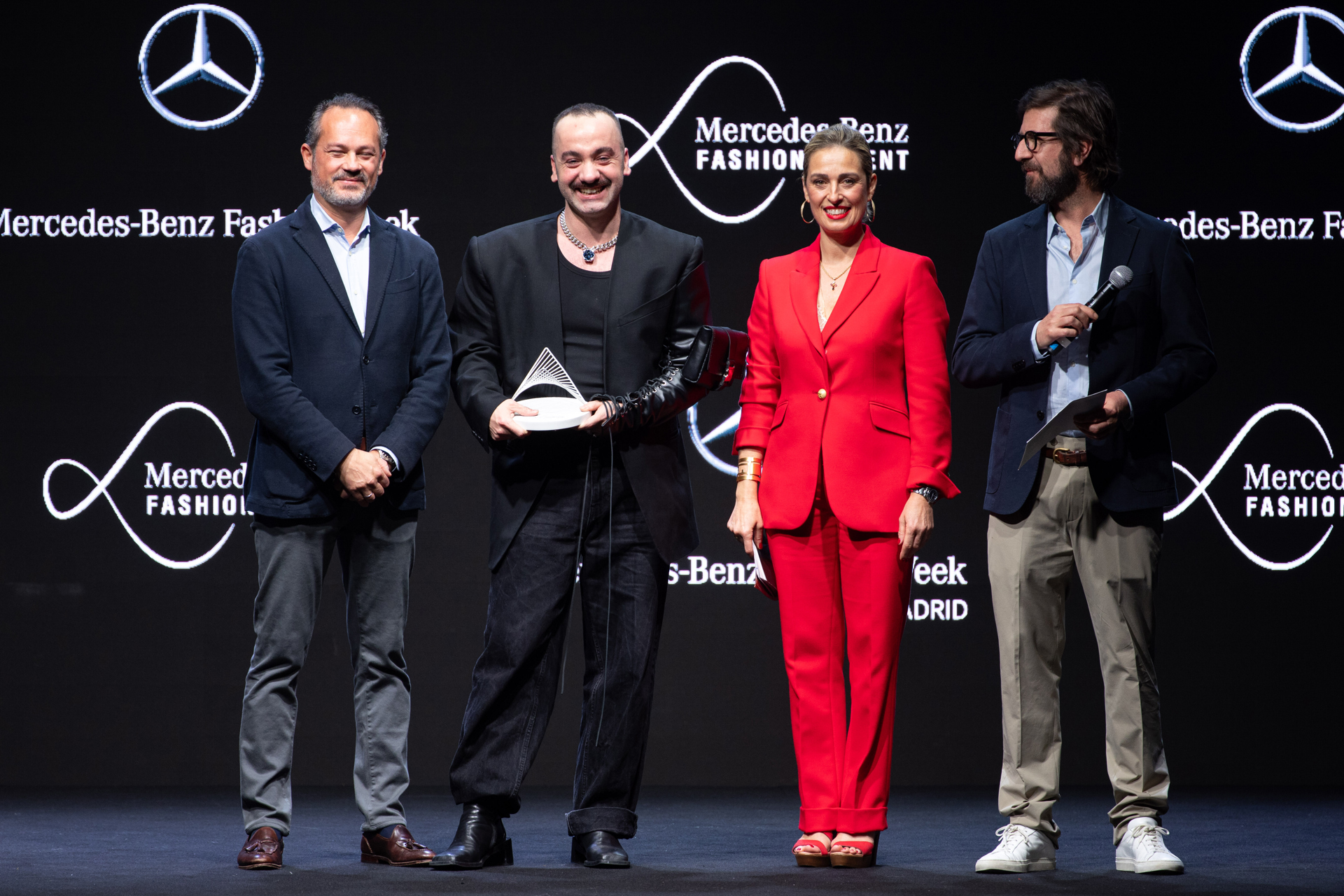 Peter Sposito recibe el premio al talento de la semana de la moda de Madrid Peter Sposito recibe el premio al talento de la semana de la moda de Madrid