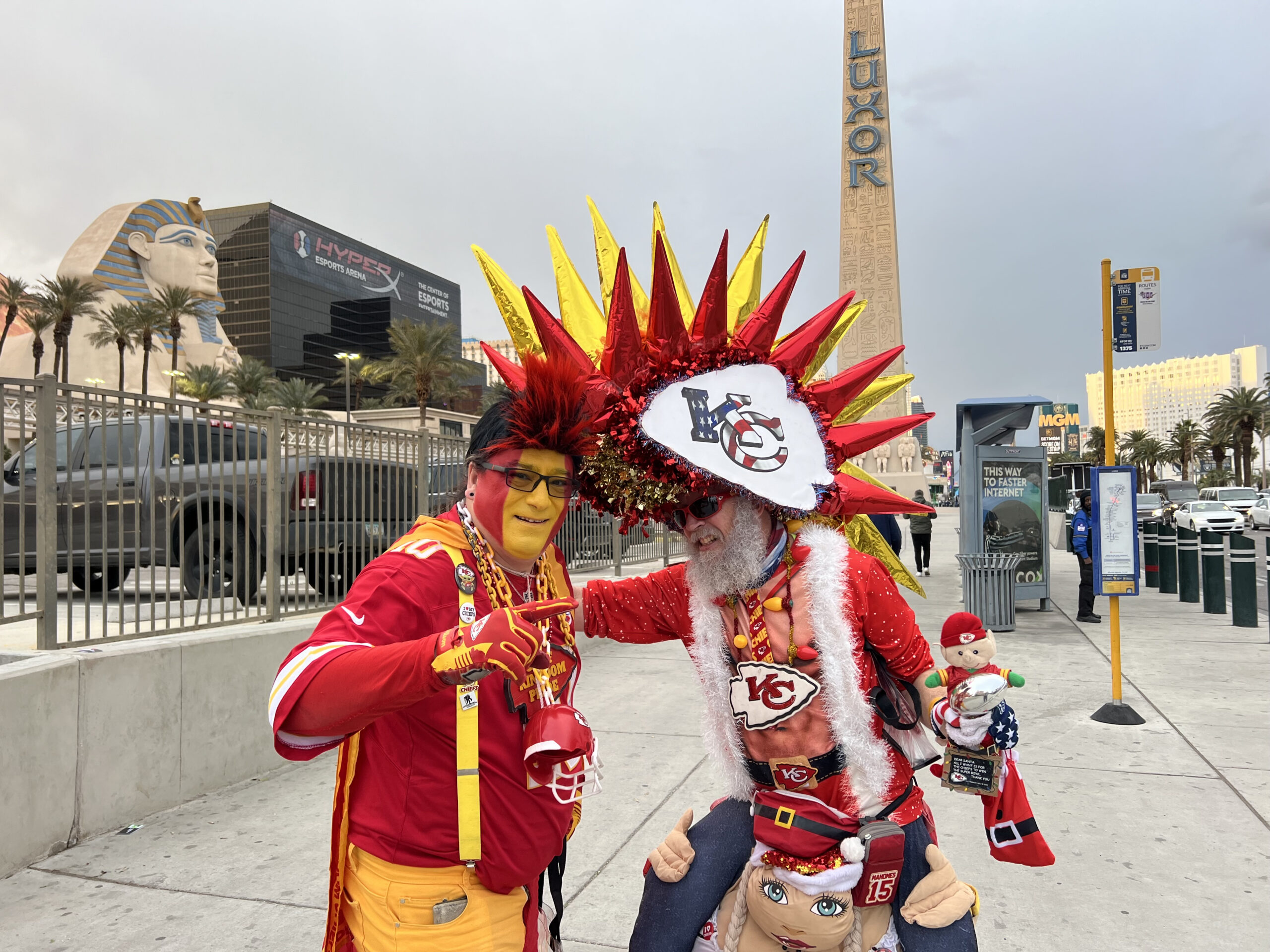 Fanáticos de 49ers y Chiefs calientan el Super Bowl en Las Vegas