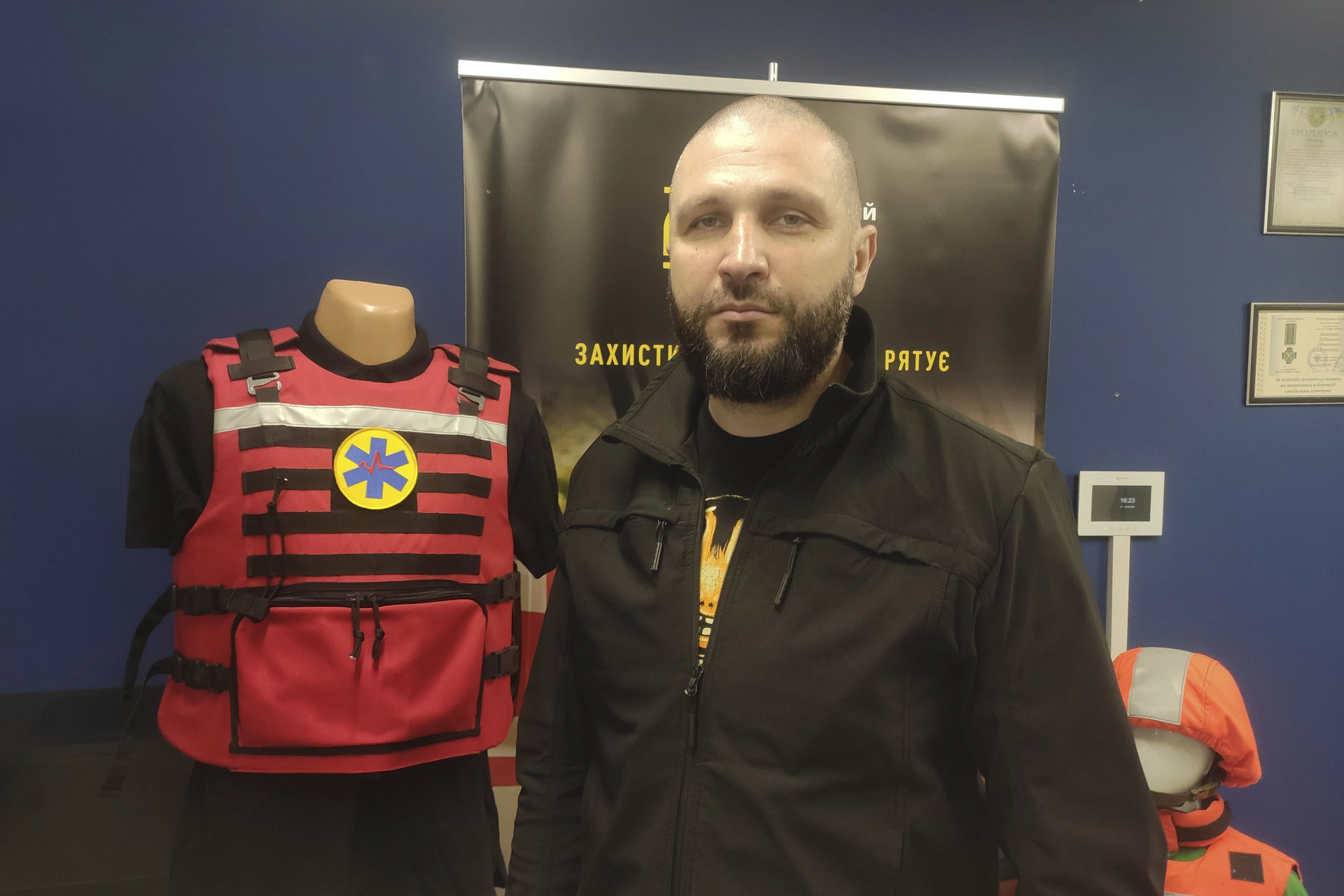 Un grupo de empresas fabrica chalecos antibalas para médicos, bomberos y niños en Ucrania