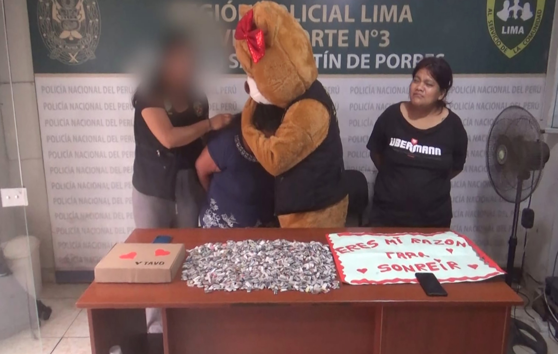 Un policía de Perú se disfraza de oso gigante de San Valentín para detener a delincuente Un policía de Perú se disfraza de oso gigante de San Valentín para detener a delincuente