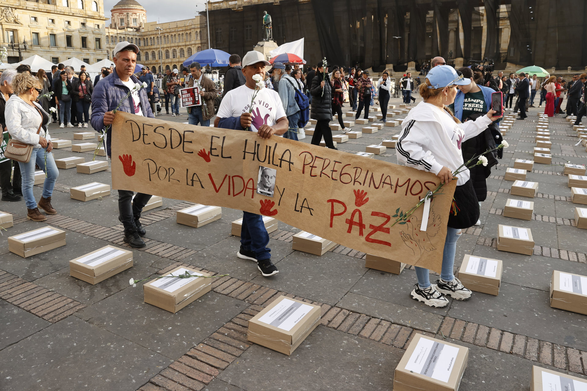 Viudas de líderes de paz asesinados en Colombia exigen justicia en la Plaza de Bolívar de Bogotá Viudas de líderes de paz asesinados en Colombia exigen justicia en la Plaza de Bolívar de Bogotá