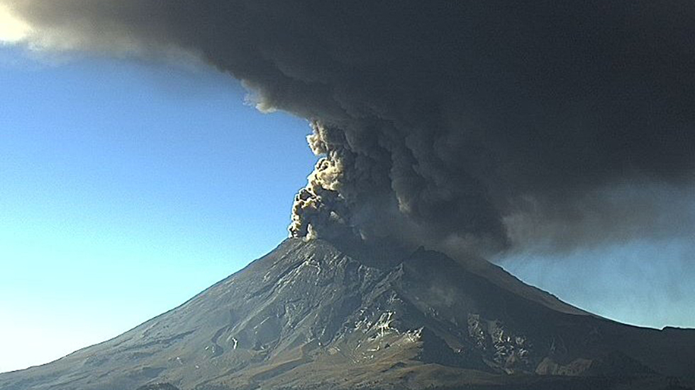 Aeropuerto de Puebla suspende operaciones por ceniza del Popocatépetl