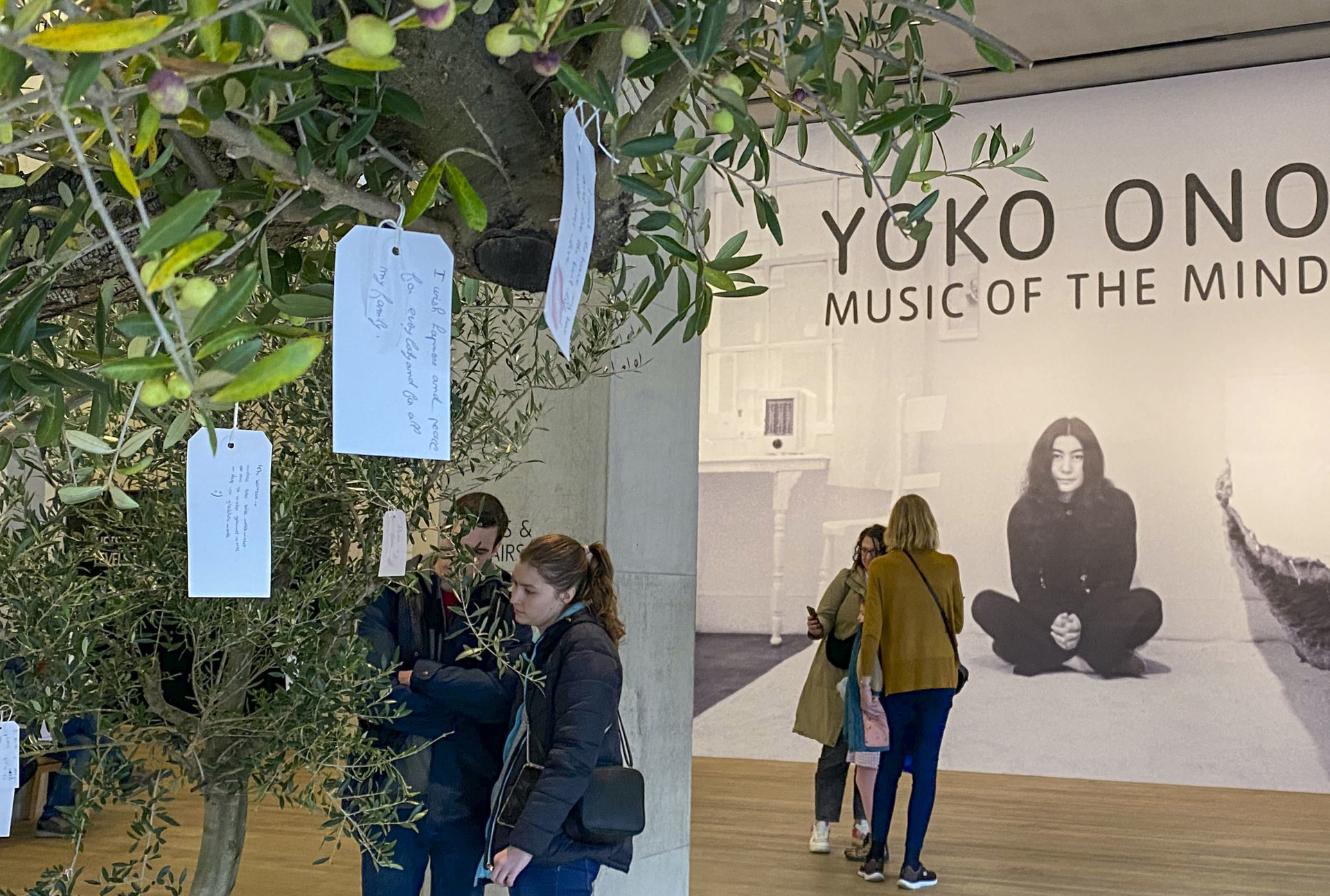 Yoko Ono ofrece un lienzo en blanco al público en su nueva exposición en la Tate Modern Yoko Ono ofrece un lienzo en blanco al público en su nueva exposición en la Tate Modern