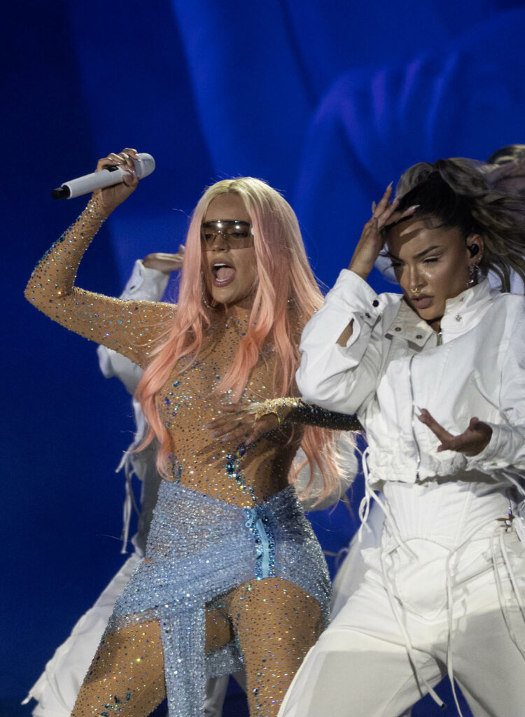 Karol G repasa sus éxitos en Santo Domingo ante un público entusiasta y entregado - 07476c7e5ba666c581b131069ff937e112e24cb8w-750x1024