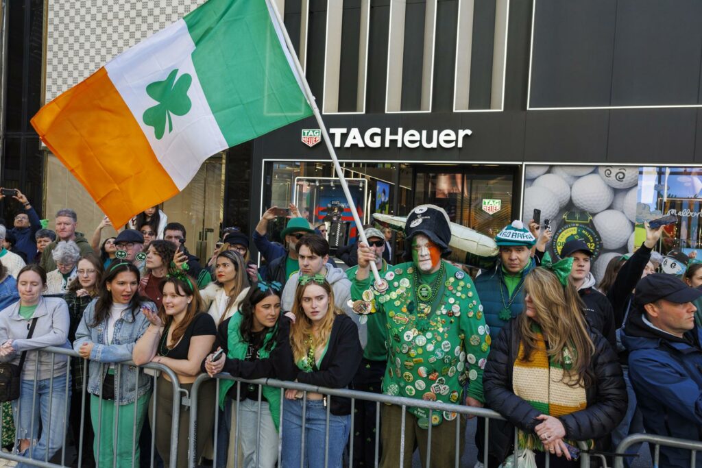 Nueva York celebra con gaitas, tréboles y cerveza el gran desfile de San Patricio - 0901075b79cfe7133ebe932ee10429ef327b11a4w-1024x683
