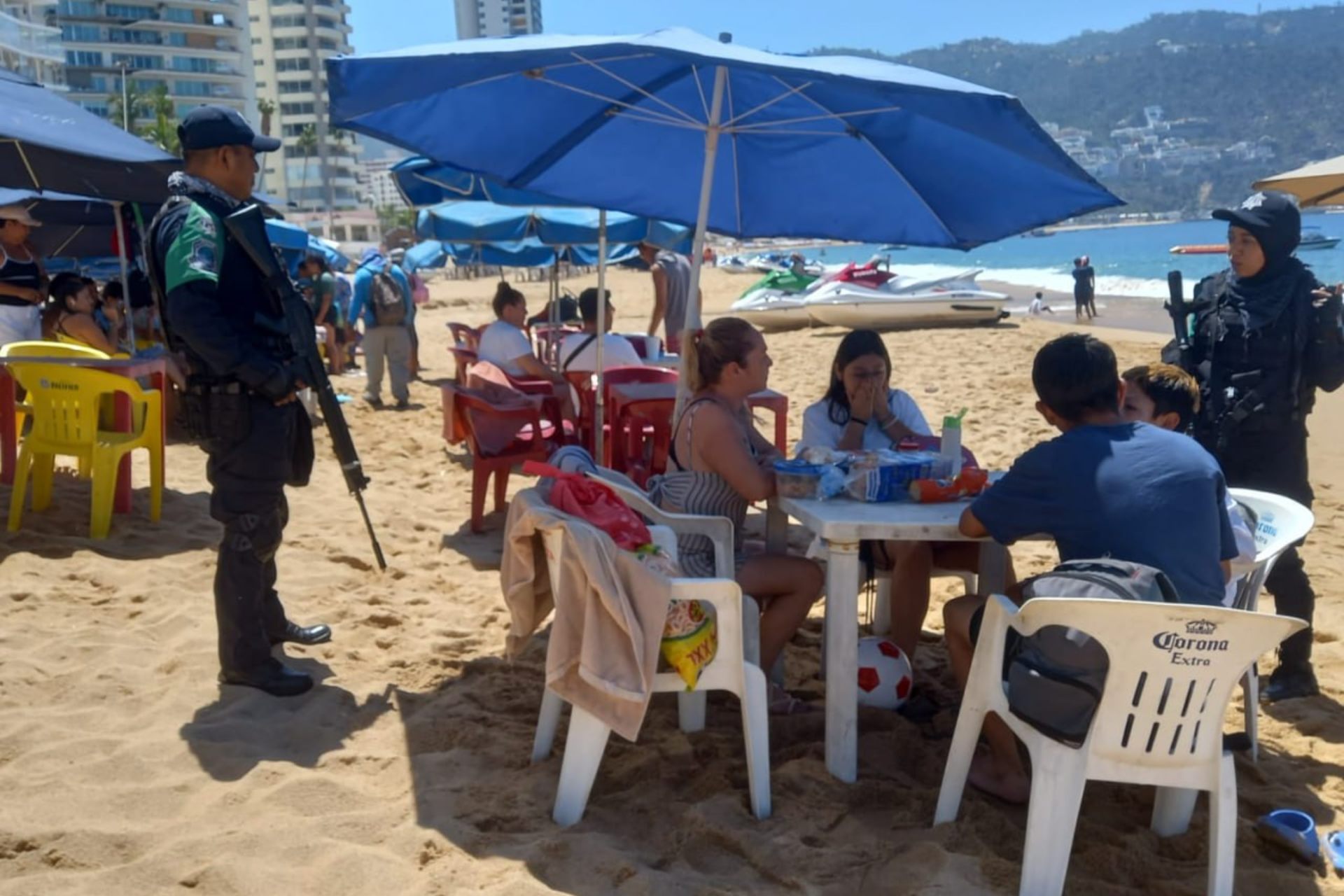Prohíben a turistas acampar en playas de Acapulco, Guerrero